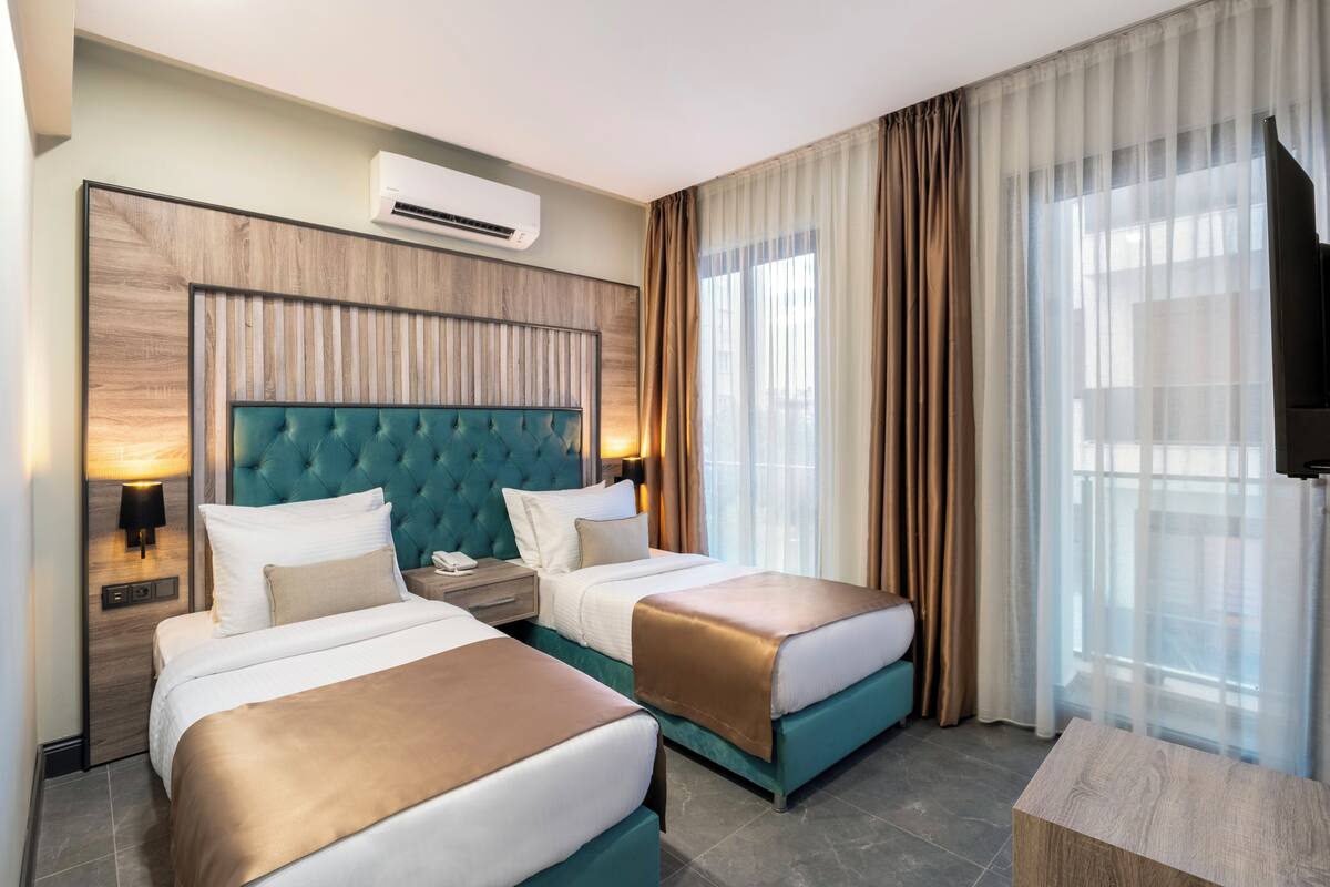 Bộ đồ giường cao cấp, minibar, két bảo mật tại phòng, bàn 