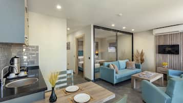 Family Suite | Private kitchen | Mini-fridge