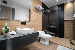Suite, Hot Tub | Bathroom | Free toiletries, hair dryer, towels, shampoo - Hotel Plaza Del Lili (Cali)