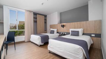 Standardværelse med 2 enkeltsenge | Dundyner, senge med topmadrasser, minibar, pengeskab på værelset