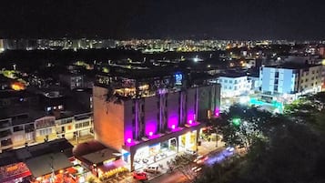 Fachada de la propiedad por la tarde o noche