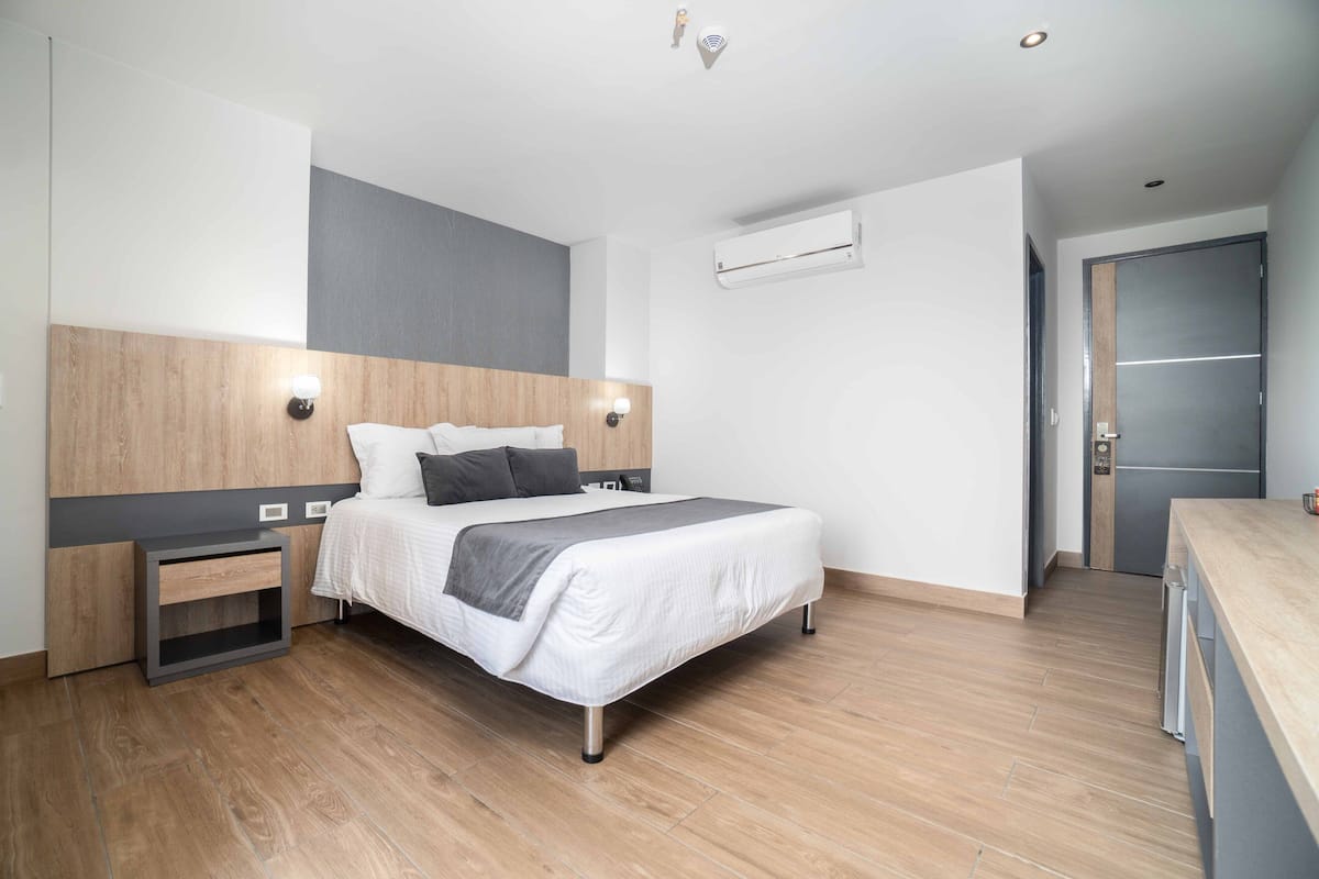 Standard-Doppelzimmer, 1 Queen-Bett | Daunenbettdecken, Pillowtop-Betten, Minibar, Zimmersafe