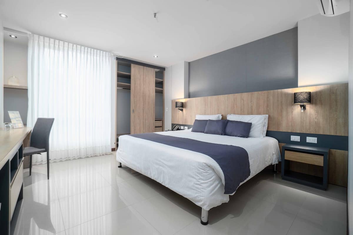 Standardzimmer, 1 King-Bett | Daunenbettdecken, Pillowtop-Betten, Minibar, Zimmersafe