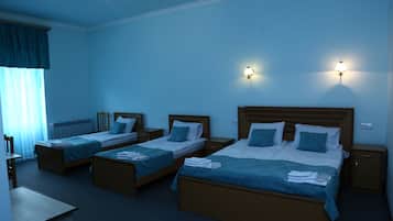 Phòng 4 Tiêu chuẩn, ban công | Két bảo mật tại phòng, bàn, màn/rèm cản sáng