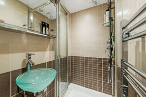 Apartment | Bathroom | Free toiletries, hair dryer, towels - 12 43 Clanricarde Gardens (London)
