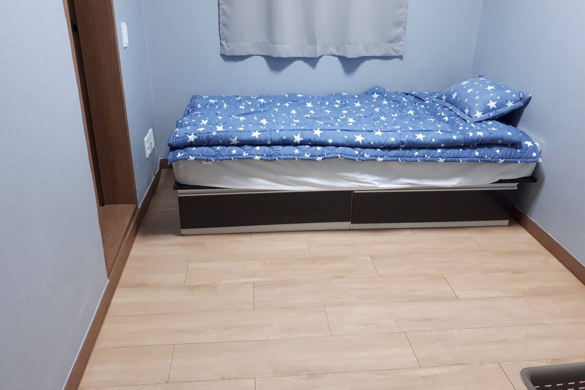 Kamar Double Standar untuk 1 Orang, 1 kamar tidur, Bebas Asap Rokok, lantai dasar | 1 kamar tidur, seprai premium, tirai kedap cahaya, dan kedap suara