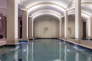 Una piscina cubierta
