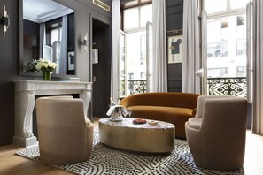 Suite | Sengetøy av topp kvalitet, dundyner og safe på rommet