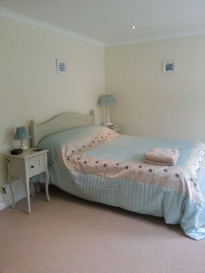 Habitación doble Deluxe, vista al jardín | Sábanas de algodón egipcio, ropa de cama de alta calidad y wifi gratis 