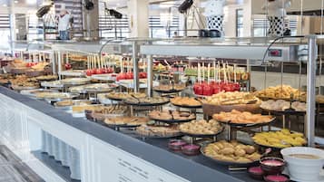 3 間餐廳,供應早餐、午餐和晚餐,當地和國際料理