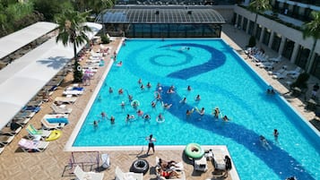 Una piscina cubierta, una piscina al aire libre de temporada, sombrillas