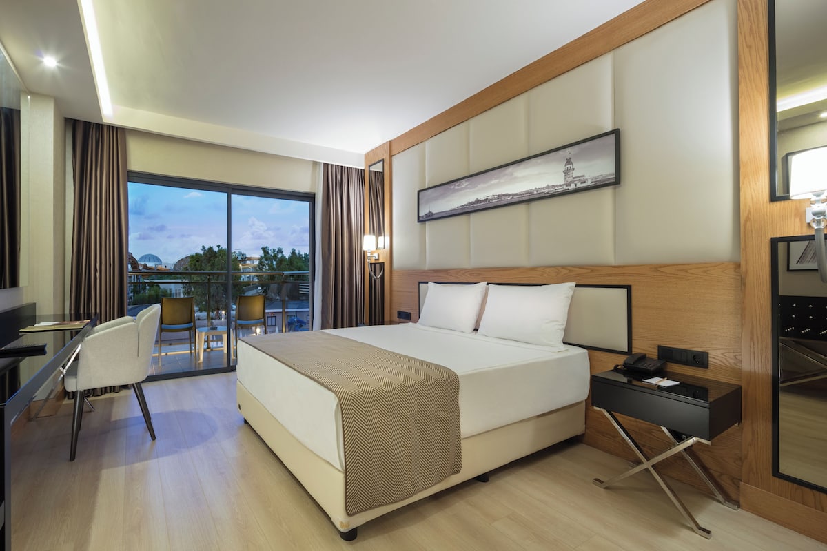 Family Room | Free minibar, in-room safe, desk, laptop workspace