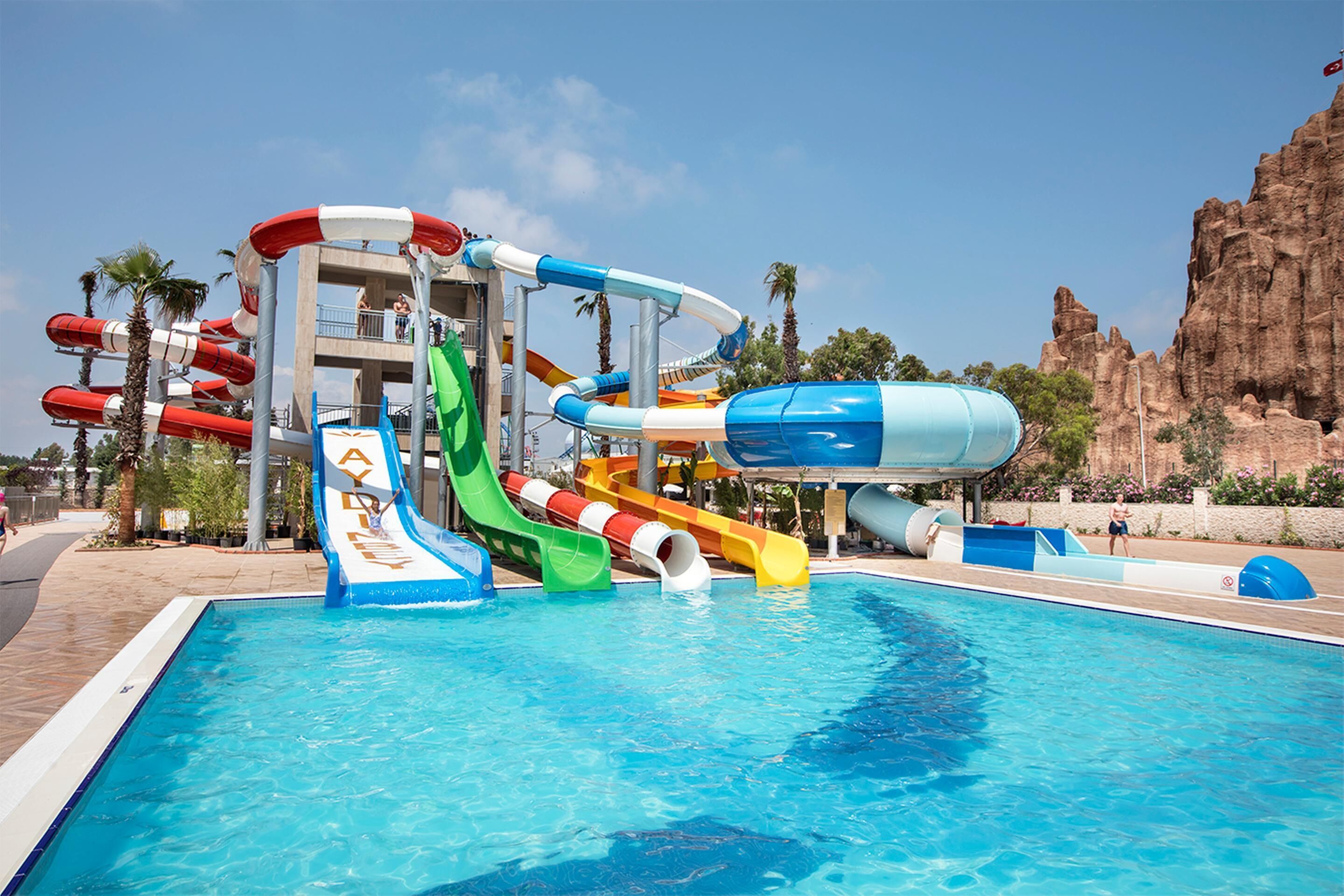 Un parc aquatique avec de nombreux toboggans et une piscine.
