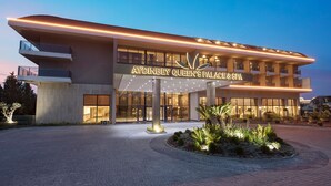 Un hotel moderno con un letrero llamativo que dice "AYDINBEY QUEEN'S PALACE & SPA".
