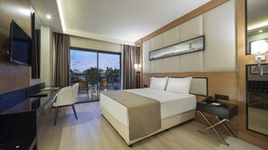 Habitación familiar | Minibar con artículos gratuitos, caja fuerte, escritorio