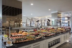 3 restaurants, breakfast, lunch served; local and international cuisine