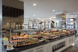 3 restaurants, breakfast, lunch served; local and international cuisine