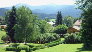 A residential area with houses, a playground, and a mountainous backdrop. - Hotel zur Linde (Lohberg)