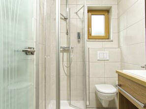 Quarto casal standard | Banheiro | Chuveiro, produtos de toalete grátis, secador de cabelo 