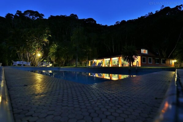 Fachada da propriedade à noite