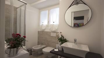 Departamento de diseñador, 1 habitación | Baño | Regadera, regadera tipo lluvia, secadora de cabello, bidet