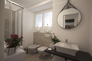 Apartemen Desain, 1 kamar tidur | Kamar mandi | Shower, pancuran hujan, pengering rambut, dan kloset