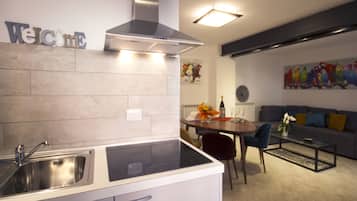 Design-Apartment, 1 Schlafzimmer | Eigene Kochnische | Großer Kühlschrank, Mikrowelle, Herdplatte, Geschirrspüler