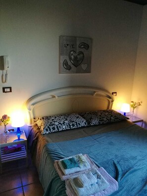 Quarto casal, banheiro compartilhado | Roupas de cama premium, escrivaninha, cortinas blackout