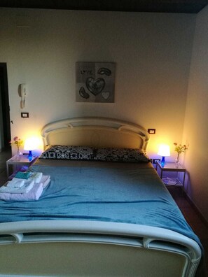Quarto casal, banheiro compartilhado | Roupas de cama premium, escrivaninha, cortinas blackout