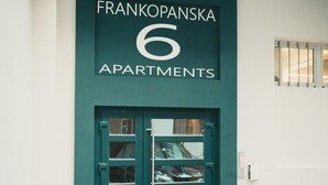 A building entrance with a sign reading "FRANKOPANSKA 6 APARTMENTS". - Apartments Franky6 (Zagreb)