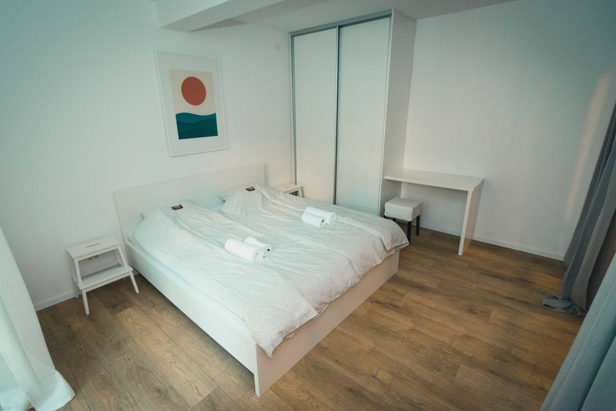 Desk, free cots/infant beds, free WiFi, bed sheets