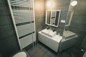Classic Apartment | Bathroom | Shower, free toiletries, hair dryer, towels - Apartments Franky6 (Zagreb)