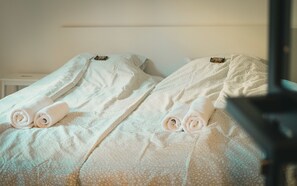 Comfort Apartment | Desk, free cribs/infant beds, free WiFi, bed sheets - Apartments Franky6 (Zagreb)