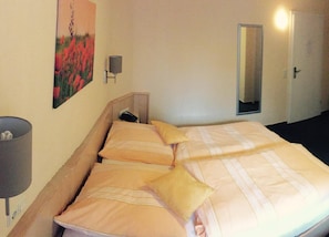 Free WiFi, bed sheets - Hotel Restaurant Alt Wehlheiden (Kassel)