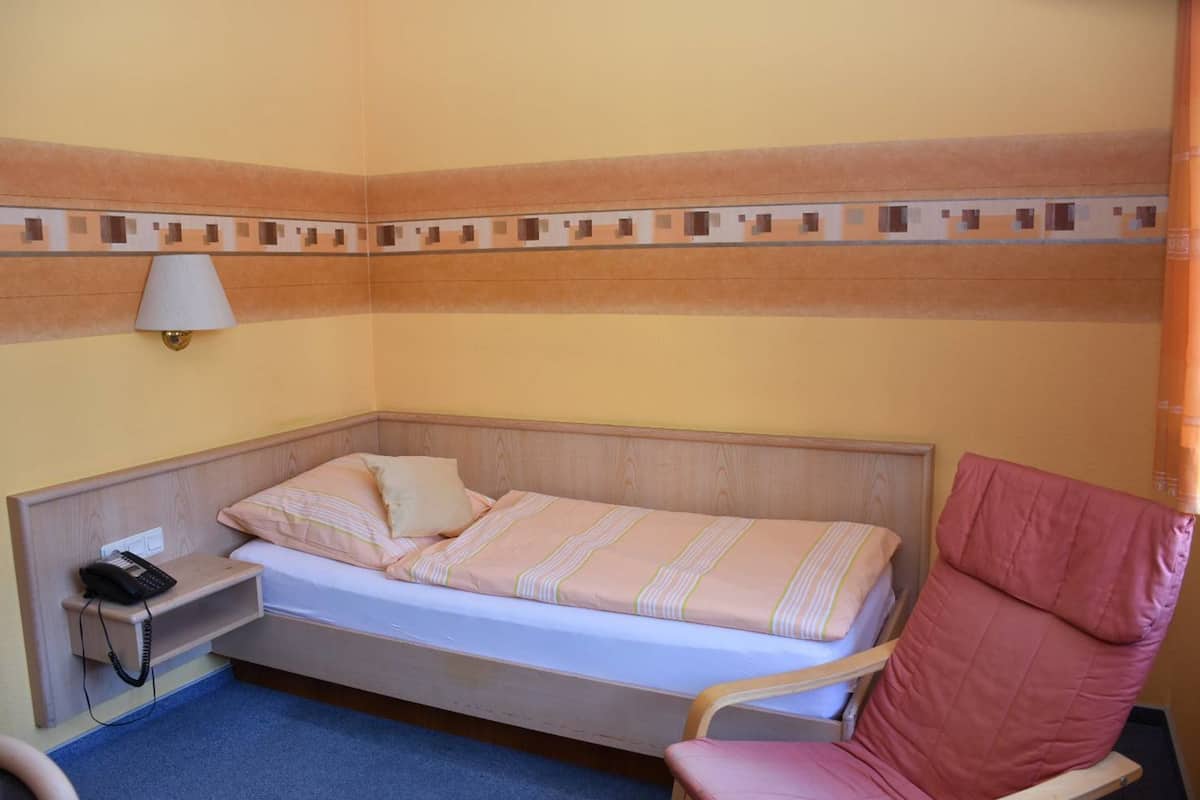 single room | free wifi, bed sheets