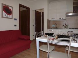 Full-size fridge, microwave, oven, stovetop