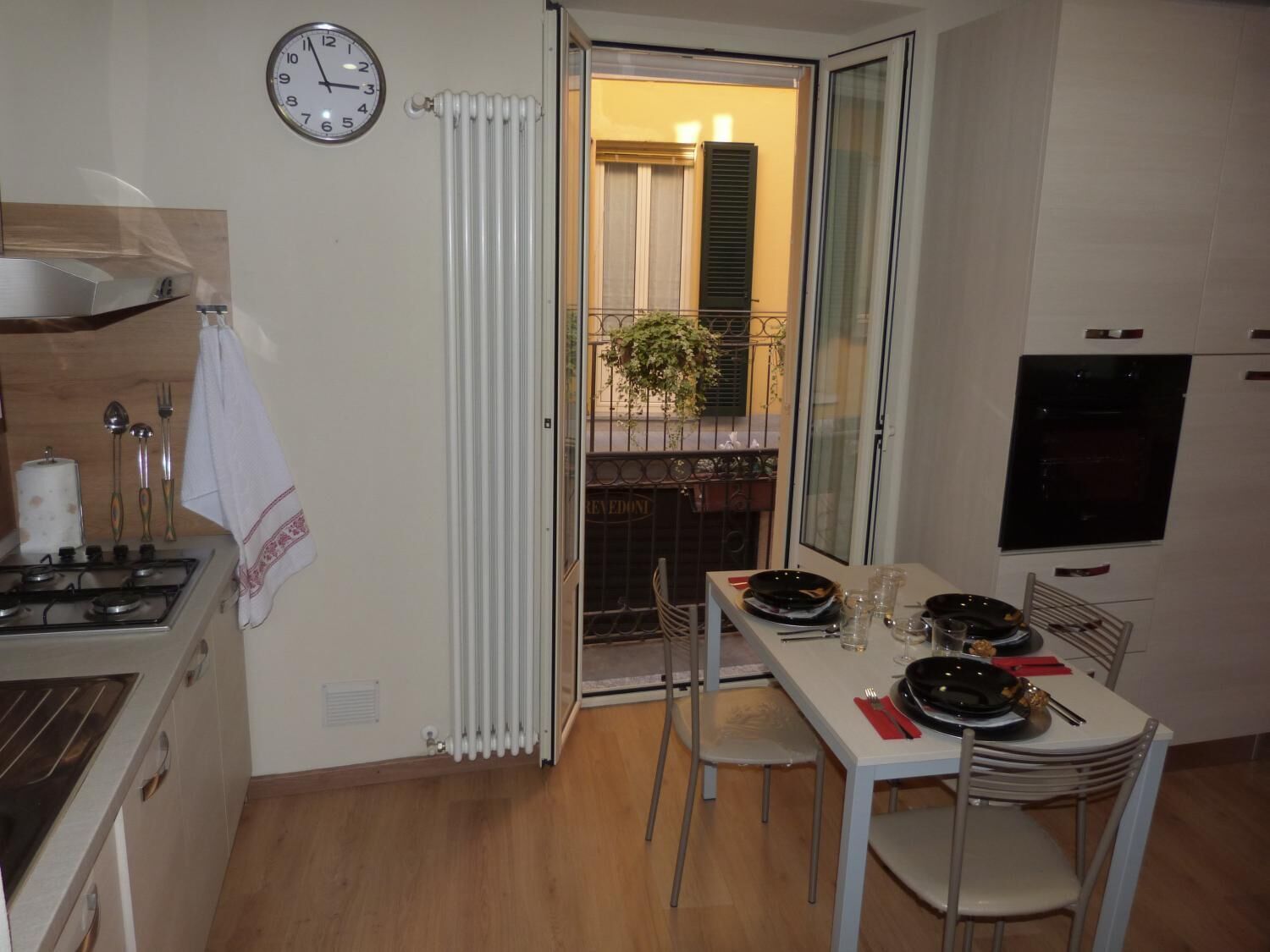 Full-sized fridge, microwave, oven, stovetop