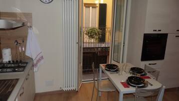Full-sized fridge, microwave, oven, stovetop