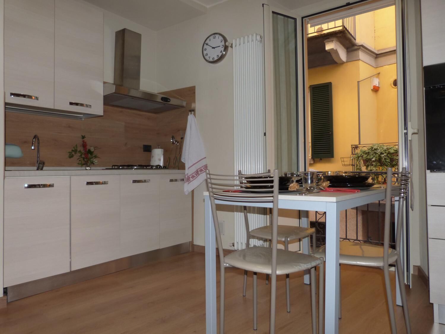 Een koelkast/vriezer, een magnetron, een oven, een kookplaat