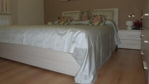 Ein Schlafzimmer mit einem Bett, Nachttischen und einer Kommode.