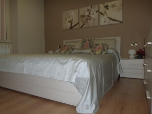 1 habitación, tabla de planchar con plancha y cunas