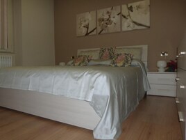 1 slaapkamer, een strijkplank/strijkijzer, babybedden, extra bedden