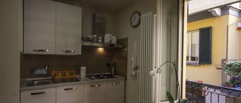 Apartemen Ekonomi, 1 kamar tidur | Dapur kecil pribadi | Lemari es besar, microwave, oven, dan kompor