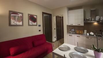 Apartament econòmic, 1 dormitori | Sala d'estar | Televisor de pantalla plana