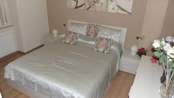 1 dormitori, planxa i posts de planxar, bressols i llits addicionals