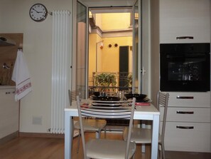 Refrigerador con freezer, microondas, horno, placa de cocina