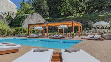 AuĂenpool (je nach Saison geöffnet), Sonnenschirme, LiegestĂŒhle