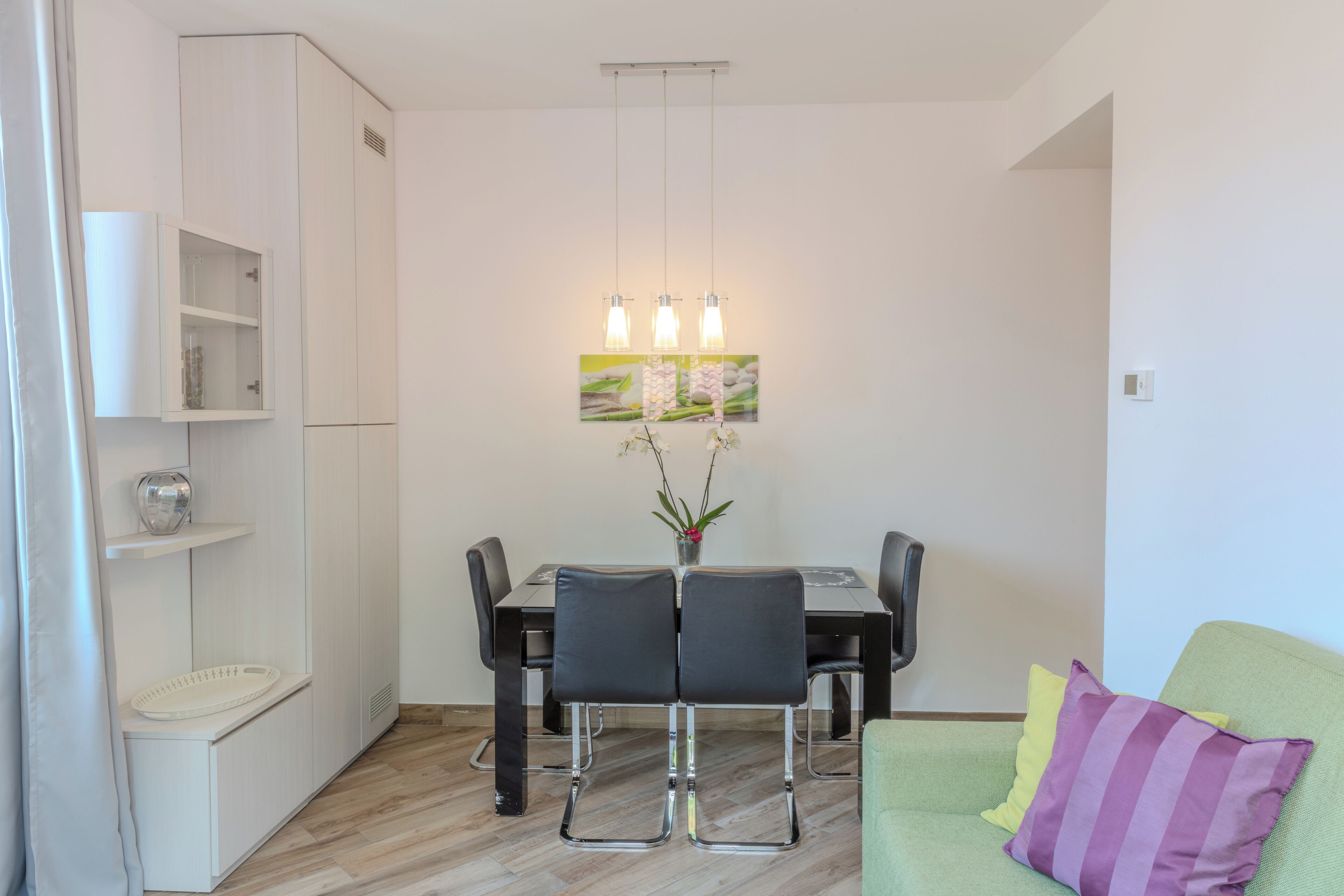 Familienapartment, 2 Schlafzimmer | Wohnbereich | Flachbildfernseher