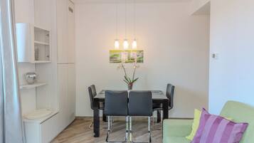 Familienapartment, 2 Schlafzimmer | Wohnbereich | Flachbildfernseher