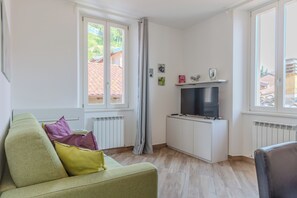 Familieleilighet, 2 soverom | Oppholdsområde | Flatskjerm-TV